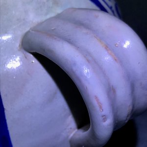 Een blauw-witte Antwerpse majolica siroopkan, gedateerd 1609 — foto 16