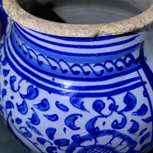 Een blauw-witte Antwerpse majolica siroopkan, gedateerd 1609 — foto 29