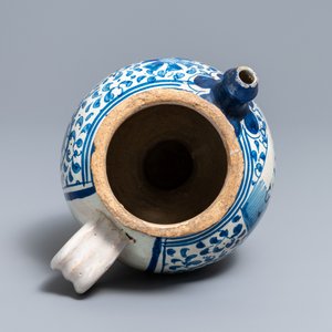 Een blauw-witte Antwerpse majolica siroopkan, gedateerd 1609 — foto 6