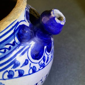 Een blauw-witte Antwerpse majolica siroopkan, gedateerd 1609 — foto 8
