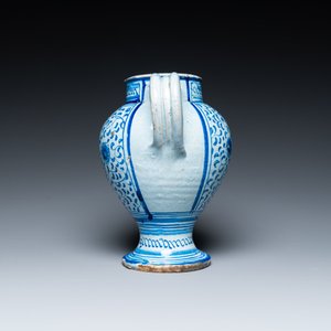 Een blauw-witte Antwerpse majolica siroopkan met decor 'alla porcelana', 2e helft 16e eeuw — foto 5