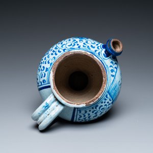 Een blauw-witte Antwerpse majolica siroopkan met decor 'alla porcelana', 2e helft 16e eeuw — foto 7