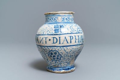 Een blauw-witte Antwerpse of Noord-Nederlandse majolica apothekerspot, 2e helft 16e eeuw