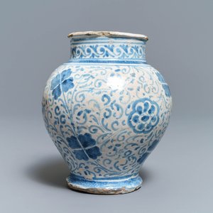 Een blauw-witte Antwerpse of Noord-Nederlandse majolica apothekerspot, 2e helft 16e eeuw — foto 3