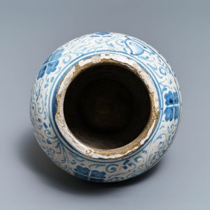 Een blauw-witte Antwerpse of Noord-Nederlandse majolica apothekerspot, 2e helft 16e eeuw — foto 6