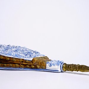 Een blauw-witte blaasbalg met reliëfdecor van grotesken, gesign. Laugier-Olerys, Moustiers, 18e eeuw — foto 1