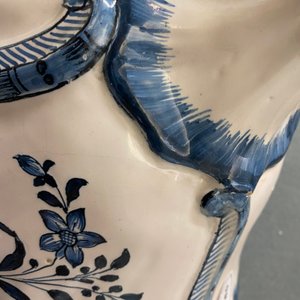 Een blauw-witte Brussels aardewerken rocaille dekselterrine, 18e eeuw — foto 11
