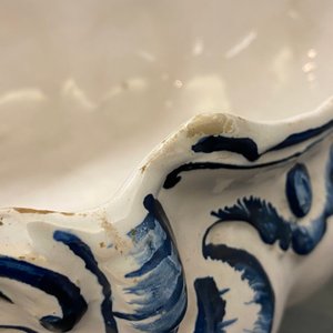Een blauw-witte Brussels aardewerken rocaille dekselterrine, 18e eeuw — foto 18