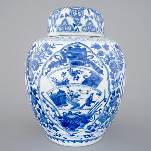 Een blauw-witte Chinees porseleinen gemberpot met deksel, Kangxi, ca. 1700 — foto 1