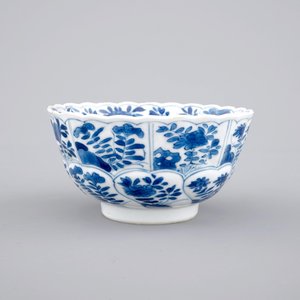 Een blauw-witte Chinees porseleinen kom met floraal decor, Kangxi, ca. 1700 — foto 1
