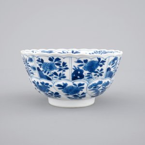Een blauw-witte Chinees porseleinen kom met floraal decor, Kangxi, ca. 1700 — foto 4