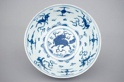 Een blauw-witte Chinees porseleinen kom met paarden, Ming, Jiajing/Wanli