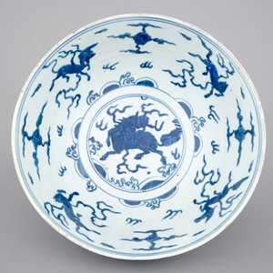 Een blauw-witte Chinees porseleinen kom met paarden, Ming, Jiajing/Wanli — foto 1