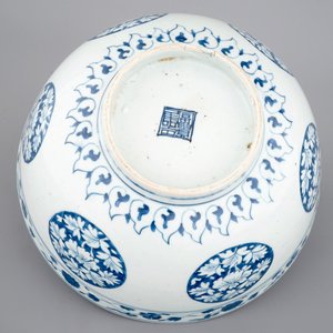 Een blauw-witte Chinees porseleinen kom met paarden, Ming, Jiajing/Wanli — foto 7