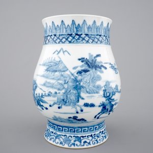 Een blauw-witte Chinees porseleinen vaas met krijgers, 19e eeuw — foto 3