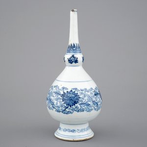 Een blauw-witte Chinees porseleinen watersprinkelaar, Kangxi ca. 1700 — foto 1