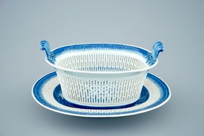 Een blauw-witte Chinese ajour bewerkte mand op onderschotel, Qianlong, 18e eeuw