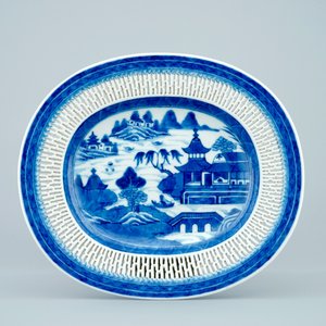 Een blauw-witte Chinese ajour bewerkte mand op onderschotel, Qianlong, 18e eeuw — foto 2