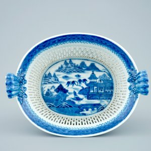 Een blauw-witte Chinese ajour bewerkte mand op onderschotel, Qianlong, 18e eeuw — foto 4