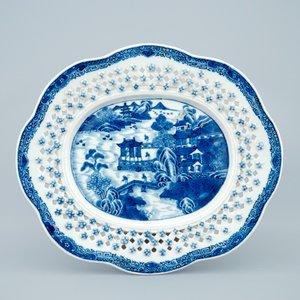 Een blauw-witte Chinese ajour bewerkte mand op onderschotel, Qianlong, 18e eeuw — foto 2