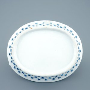 Een blauw-witte Chinese ajour bewerkte mand op onderschotel, Qianlong, 18e eeuw — foto 5