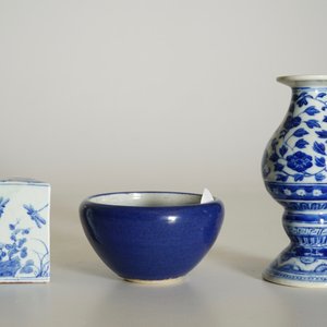 Een blauw-witte Chinese altaarvaas, Qianlong merk, een driehoekige zegel en een monochrome kom, 19/20e eeuw — foto 11