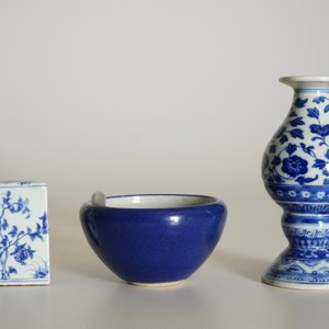Een blauw-witte Chinese altaarvaas, Qianlong merk, een driehoekige zegel en een monochrome kom, 19/20e eeuw — foto 12
