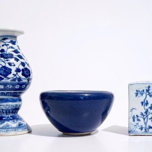 Een blauw-witte Chinese altaarvaas, Qianlong merk, een driehoekige zegel en een monochrome kom, 19/20e eeuw — foto 2