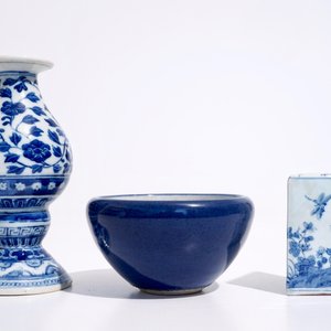 Een blauw-witte Chinese altaarvaas, Qianlong merk, een driehoekige zegel en een monochrome kom, 19/20e eeuw — foto 3