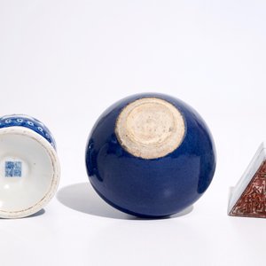 Een blauw-witte Chinese altaarvaas, Qianlong merk, een driehoekige zegel en een monochrome kom, 19/20e eeuw — foto 7