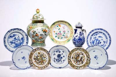 Een blauw-witte Chinese dekselkan, een famille jaune dekselvaas en acht borden, 18/19e eeuw