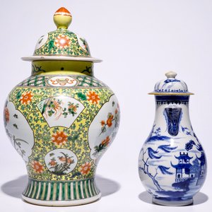 Een blauw-witte Chinese dekselkan, een famille jaune dekselvaas en acht borden, 18/19e eeuw — foto 8