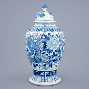 Een blauw-witte Chinese dekselvaas met draken, 19e eeuw — foto 2