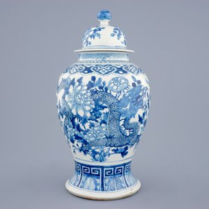 Een blauw-witte Chinese dekselvaas met draken, 19e eeuw — foto 4