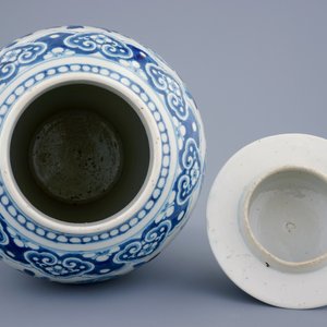 Een blauw-witte Chinese dekselvaas met draken, 19e eeuw — foto 5