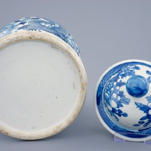 Een blauw-witte Chinese dekselvaas met draken, 19e eeuw — foto 6
