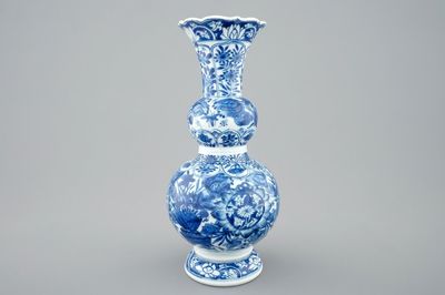 Een blauw-witte Chinese dubbele gourde vaas met vlinders, Kangxi