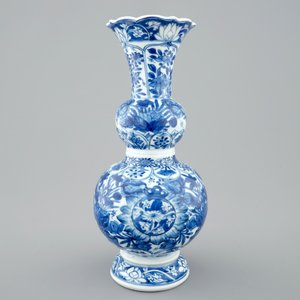 Een blauw-witte Chinese dubbele gourde vaas met vlinders, Kangxi — foto 2