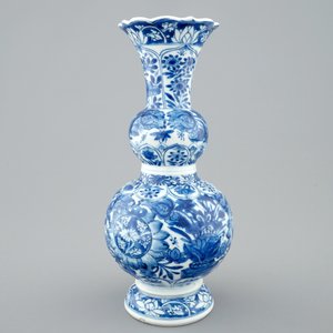 Een blauw-witte Chinese dubbele gourde vaas met vlinders, Kangxi — foto 3