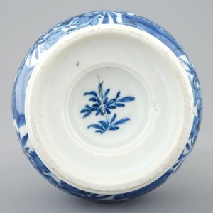Een blauw-witte Chinese dubbele gourde vaas met vlinders, Kangxi — foto 5
