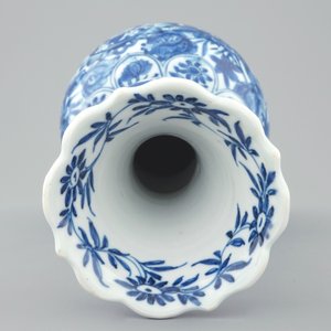 Een blauw-witte Chinese dubbele gourde vaas met vlinders, Kangxi — foto 6