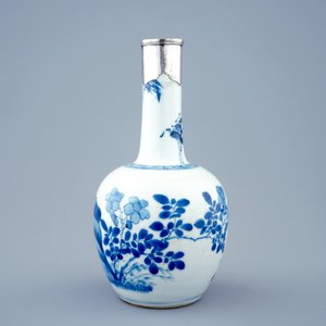 Een blauw-witte Chinese flesvormige vaas met zilveren montuur, Kangxi — foto 2
