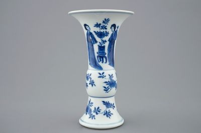 Een blauw-witte Chinese gu vaas met lange Lijzen, Kangxi