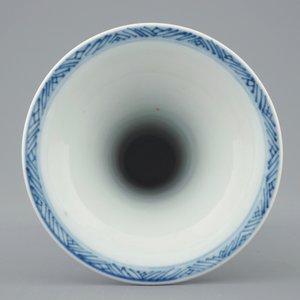 Een blauw-witte Chinese gu vaas met lange Lijzen, Kangxi — foto 5