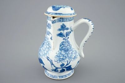 Een blauw-witte Chinese kan met deksel, Kangxi