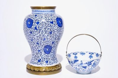 Een blauw-witte Chinese Kangxi merk en periode kom met zilveren hengsel en een Kangxi vaas met bronzen montuur