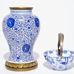 Een blauw-witte Chinese Kangxi merk en periode kom met zilveren hengsel en een Kangxi vaas met bronzen montuur — foto 2