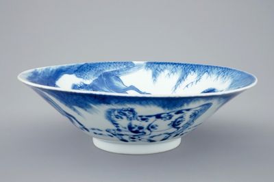 Een blauw-witte Chinese kom met decor van paarden, Kangxi