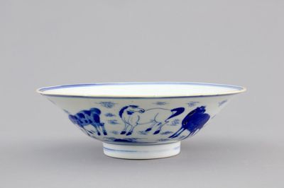 Een blauw-witte Chinese kom met decor van paarden, Shunzhi/Kangxi, 17e eeuw