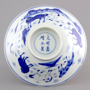 Een blauw-witte Chinese kom met decor van paarden, Shunzhi/Kangxi, 17e eeuw — foto 3